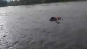 Jenazah Pria Ditemukan Mengapung di BKT, Diduga Korban Pembunuhan!