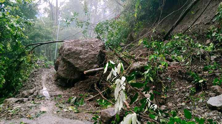 Ruas Jalan Tertutup Tanah Longsor, Warga Satu Desa di Matim, NTT Terisolir