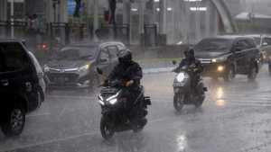 Jakarta dan Mayoritas Kota Besar Lain di Indonesia Diprakirakan Diguyur Hujan Petir Hari Kamis Ini