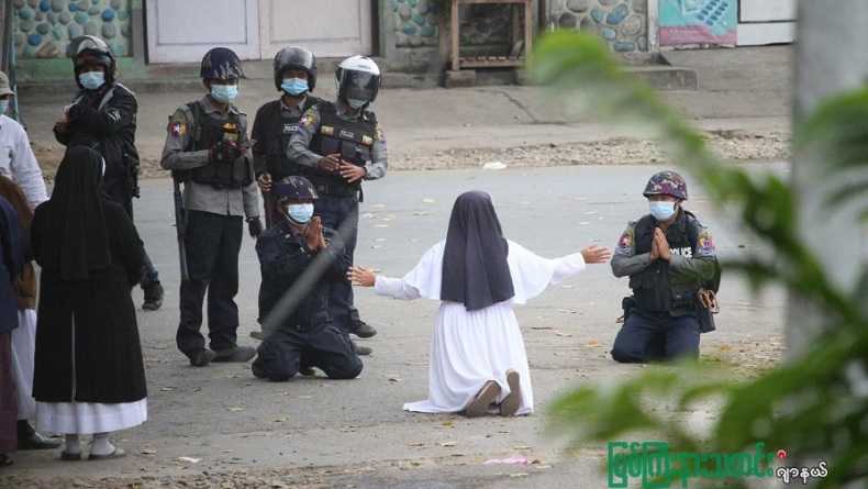 Viral, Biarawati Berlutut dan Memohon Aparat Myanmar Berhenti Lakukan Kekerasan dan Tembaki Demonstran