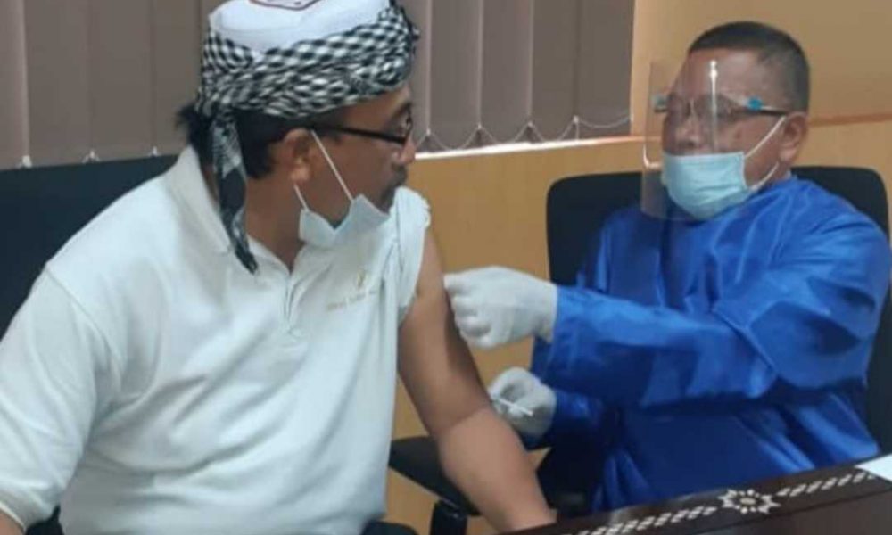 Anggota DPRD Loteng Jalani Vaksinasi Covid 19 Tahap Pertama