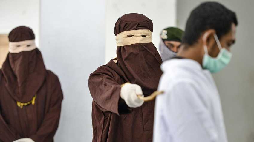 Pelaku Judi Online Dihukum Cambuk di Meulaboh, Aceh Barat
