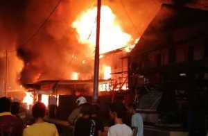 Kebakaran Amuk Rumah Semi Permanen di Cideng