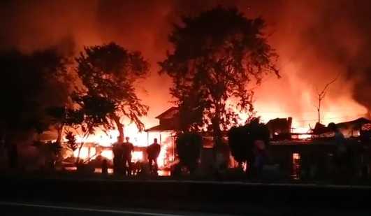 Kebakaran Amuk Rumah Kontrakan di Pulogadung