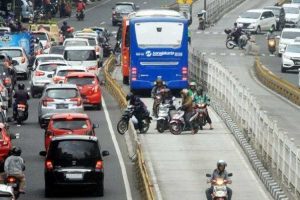 TransJakarta Angkat Bicara Soal Insiden Pengendara Motor Paksa Masuk Jalur Busway