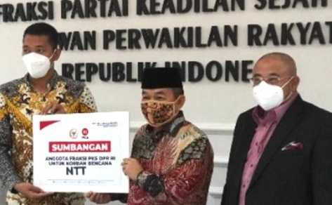 Fraksi PKS Serahkan Bantuan Simbolis ke Masyarakat Korban Bencana di NTT dan NTB
