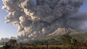Warga Terdampak Erupsi Gunung Lewotobi Diberi Masker