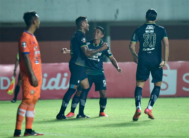 Persib Pimpin Liga 1 Setelah Singkirkan Persela 3-1