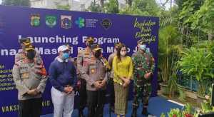 Gelar Vaksinasi Massal, Polda Metro Sasar Lansia dan Pelayan Publik