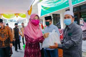 Ketua LKKS NTB Salurkan Bantuan Untuk Dhuafa Dan Fakir Miskin