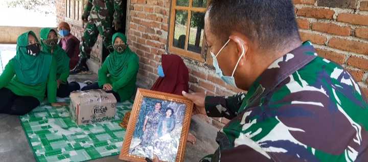 Keluarga Almarhum Prajurit TNI 3 Tahun Tinggal di Kandang Sapi,Persit Ranting VI Janapria Berikan Bantuan