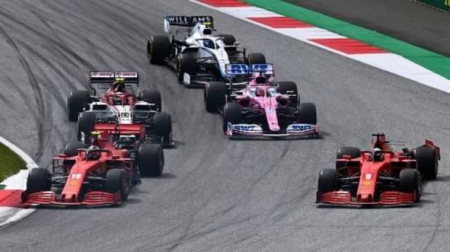 Perebutan Juara Dunia Formula 1 Memanas, Max Dibuat Kesal Manuver Hamilton