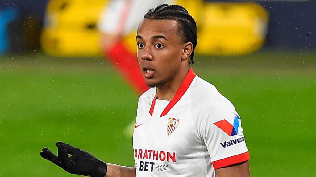 Arsenal Ikut Buru Tanda Tangan Bek Muda Sevilla