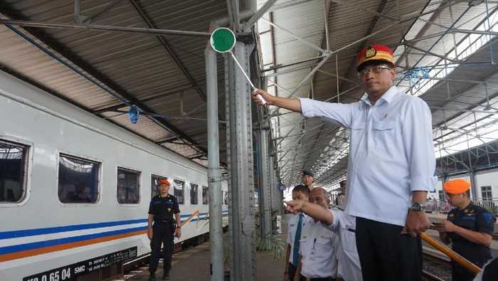 27 Kereta Api, profesi
