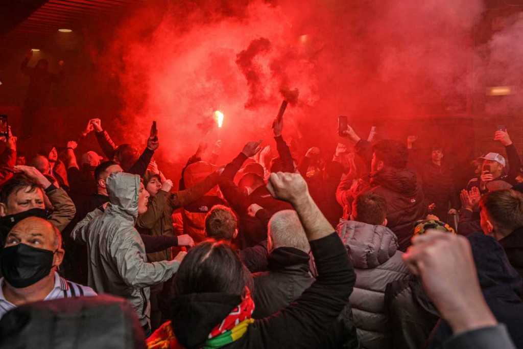 Old Trafford Dikudeta Supoter, Duel Bigmatch MU vs Liverpool Ditunda