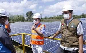 Tinjau PLTS Sengkol, Menteri PPN: Perkembangan Energi Bersih Semakin Menjanjikan