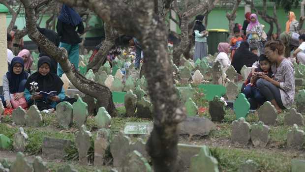 Cerita Penjual Bunga untuk Ziarah di Mamuju
