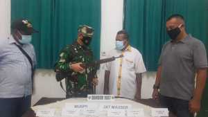 Warga Sorong Selatan Serahkan Senpi Buatan Jerman Ke TNI