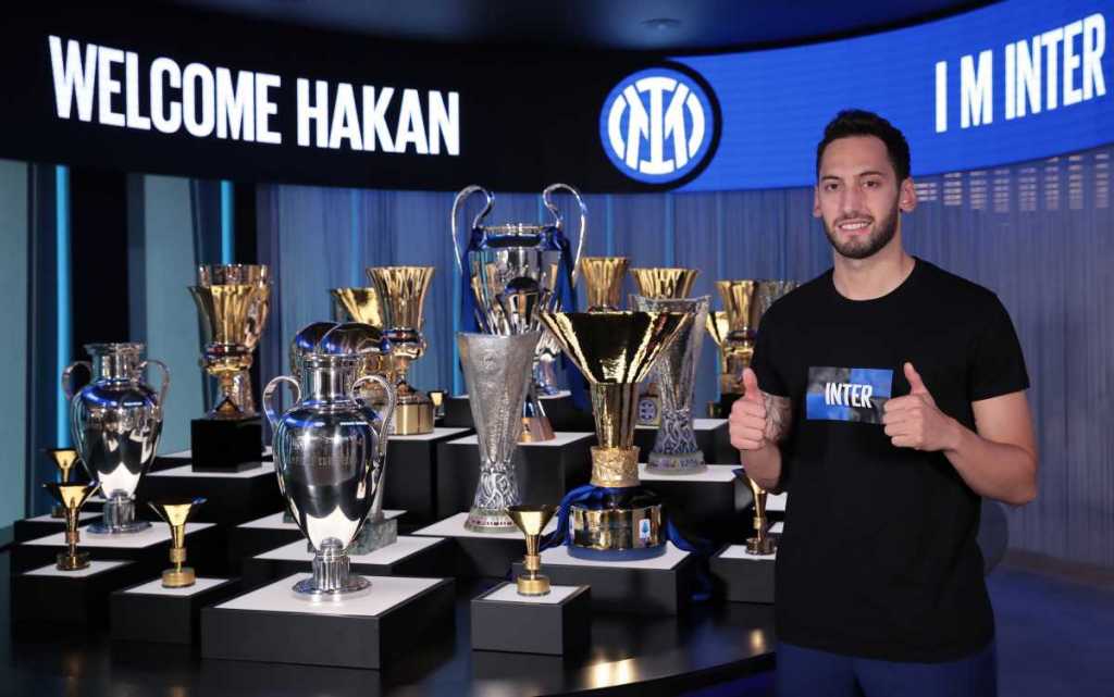 Inter Resmi Rekrut Hakan Calhanoglu