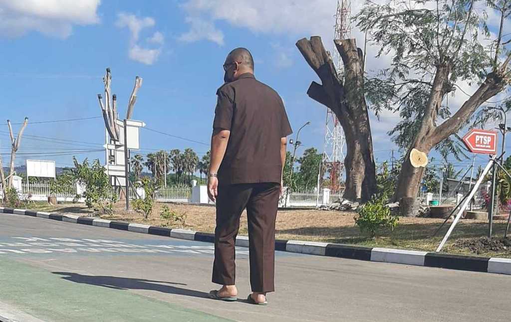 Waduh! Pejabat Kejati NTT Gunakan Sandal Jepit Saat Jam Kantor