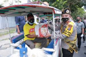 Peringati 30 Tahun Alumni Akpol 91 Mengabdi, Kapolda NTB dan Jajaran Bagikan 2500 Sembako,