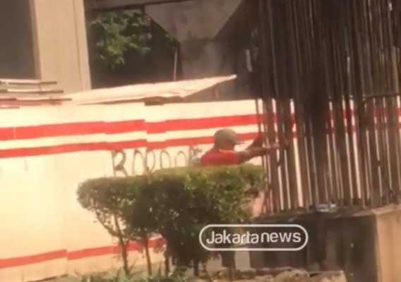 Polisi Cokok Maling Besi Tiang Pilar Bekas Proyek Monorel di Kuningan