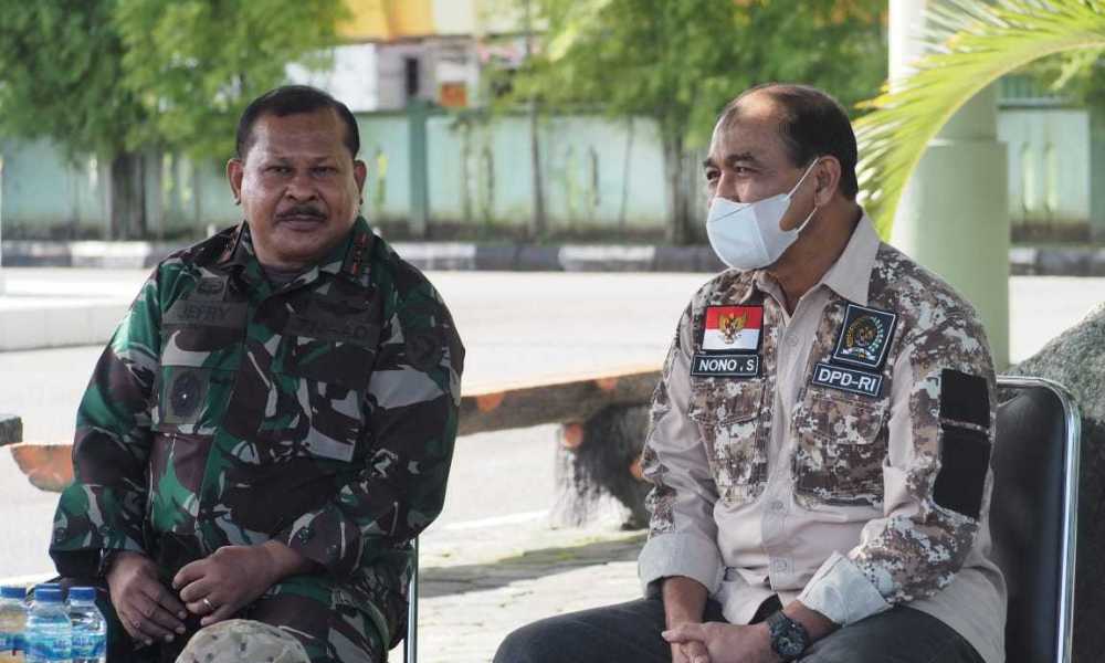 Tinjau Vaksinasi di Ambon, Nono Sampono Ajak Semua Pihak Bersatu Menangani Pandemi Covid-19