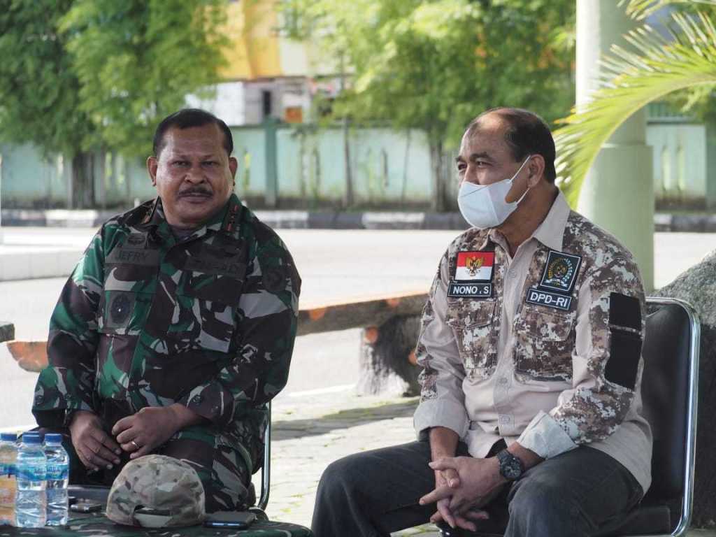 Tinjau Vaksinasi di Ambon, Nono Sampono Ajak Semua Pihak Bersatu Menangani Pandemi Covid-19