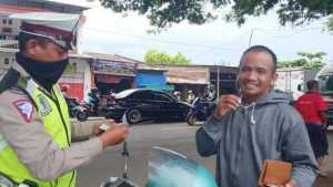 Dengarkan Musik Pake Headset Saat Bermotor Itu Bahaya, Ini Lho Resikonya!