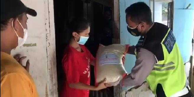 Sasar Permukiman Padat, Satlantas Polrestro Bekasi Bagikan 300 Paket Sembako