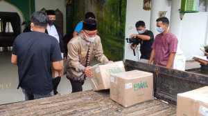 Wawako Singkawang Irwan menyalurkan 1.000 Alquran kepada Masyarakat Kota Singkawang