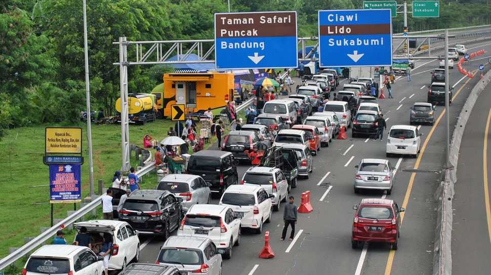 Atasi Kepadatan Jalur Puncak, Polisi Terapkan "One Way"