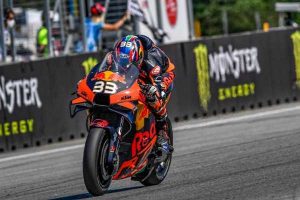 Nekat Bertahan dengan Ban Slick Saat Hujan, Bawa Binder Juarai MotoGP Austria
