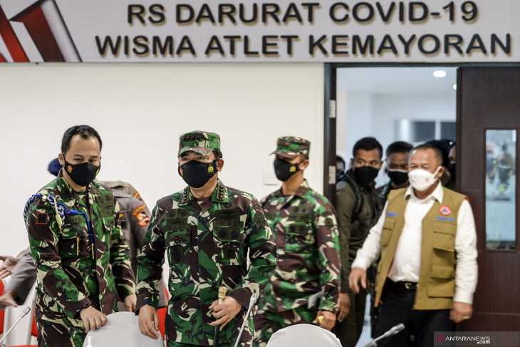 Di Perayaan HUT Ke-76 RI, Panglima TNI Beri Semangat Nakes di Wisma Atlet