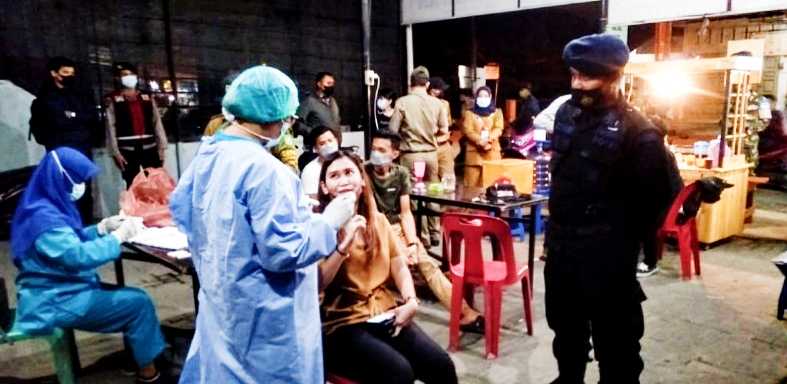 Razia Kafe, Satgas Covid-19 Tes Usap Pengunjung