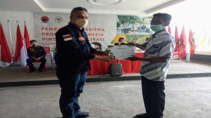 Anggota DPR RI AHP Serahkan Serahkan Beasiswa PIP Bagi 11.849 Pelajar SD Hingga SMA
