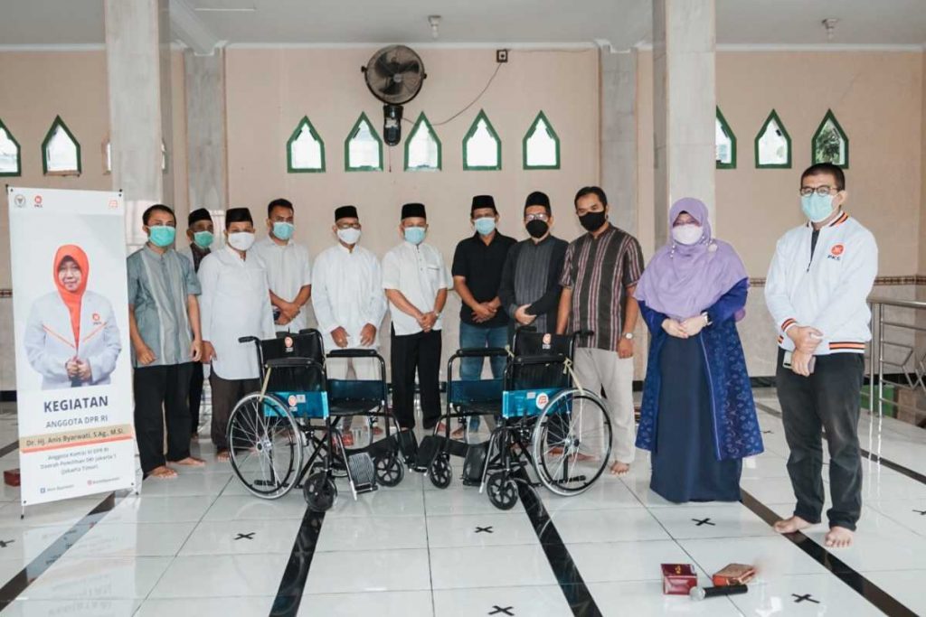 Tuntaskan Masa Reses, Anis Byarwati Salurkan Paket Sembako dan Beri Bantuan Kursi Roda kepada Masyarakat di Dapil