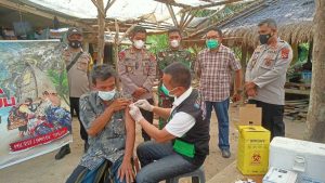 Polda NTB Gelar Vaksinasi Plus Bagi Sembako ke Warga Lingkar Sirkuit Mandalika