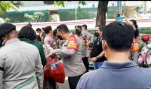 Bersama BEM SI, Kapolres Jaksel Punguti Sampah Sisa Demo di KPK