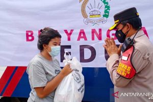 Kurangi Beban Warga di Masa Pandemi, Ditlantas Polda Metro Bagikan Paket Sembako