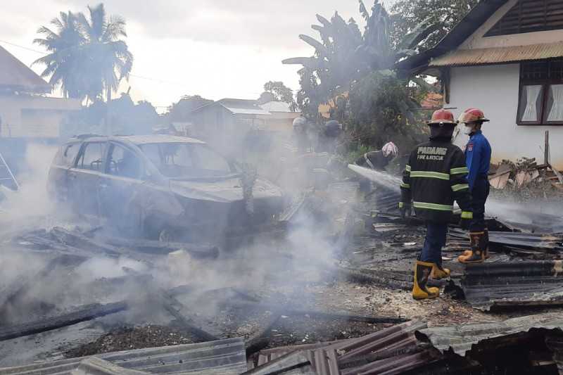 Kebakaran di Kampus PLB UNP Sumbar Hanguskan Dua Mobil