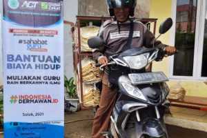 Hanya Peroleh Rp60 Ribu Perbulan, Guru Honorer di Solok Jualan Kerupuk Keliling