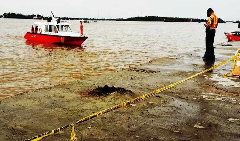 Truk Fuso Tercebur ke Sungai Barito