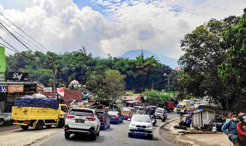 Meski Telah Diterapkan Ganjil Genap, Jalur Puncak Tetap Ramai