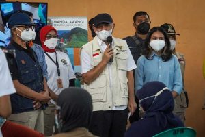 Menkop Dukung Pecinta Alam Vaksinasi Warga di Kaki Gunung Gede Pangrango