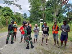 Berantas Covid-19 Di Perbatasan Papua, Satgas Yonif 512/QY Lakukan Pembagian Masker Secara Berkala