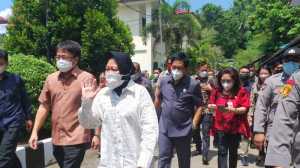 Mensos Risma Serahkan Rp635,93 Juta untuk 393 Penerima Manfaat