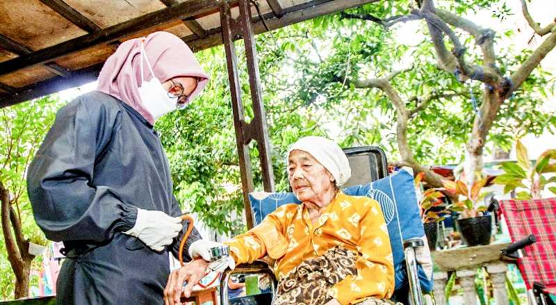 Berjuang Turunkan Level, Karawang Genjot Vaksinasi kepada Lansia