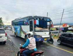 Terjadi Kecelakaan Beruntun, Jalan Raya Padang-Bukitinggi Macet Total