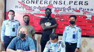 Rudenim Tanjungpinang Deportasi 2 WNA 1 Nigeria dan 1 Uganda